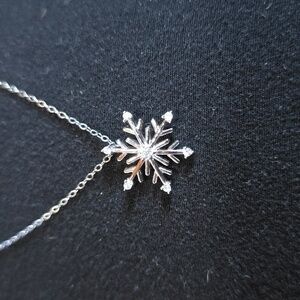 New 10K White Gold Chain and Diamond Snow Flake Pendant (1/10 cttw, G-H) **